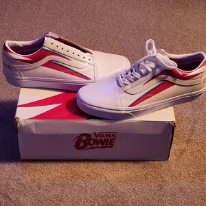 Vans David Bowie Aladdin  Pearl White Leather Old Skool Sneakers ,Tshirt & Socks